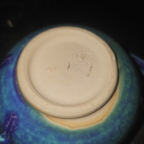 2‎ small vintage art pottery casserole dishes - Picture 4 of 5